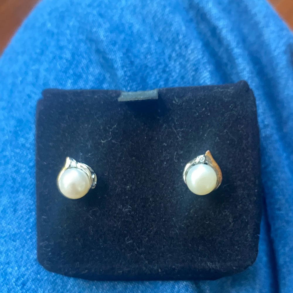 Pearl studs with gemstone